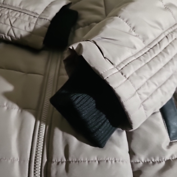 NWT Susan Graver Taupe Quilted Puffer Coat with Faux Fur Hood (Medium) - Picture 3 of 10